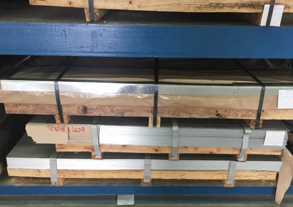 Sistema de alimentación de prensa para línea de corte a medida