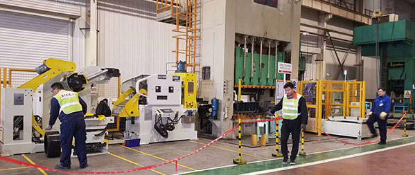 Máquina para hacer sellos de tapas de botellas