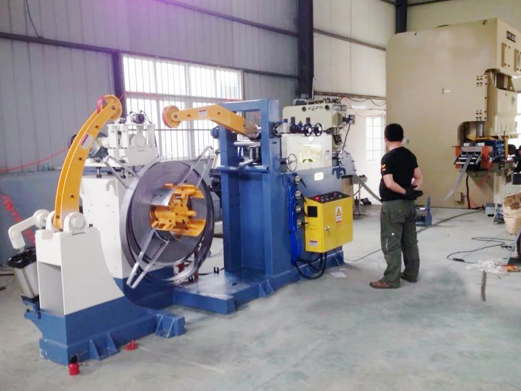 Técnicas para el uso coordinado de la desbobinadora con otros equipos en la producción industrial Técnicas para el uso coordinado de la desbobinadora con otros equipos en la producción industrial