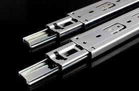 Línea de alimentación para estampar guías metálicas para cajones en muebles a medida