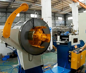 Bisagra de metal que hace la máquina