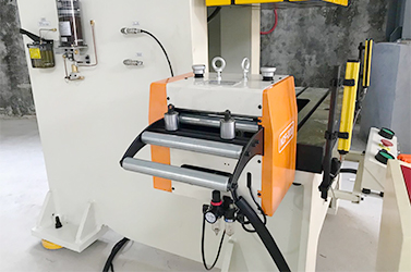 What are the factors that affect the servo feeder?